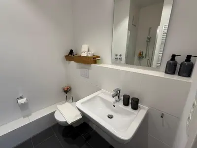 Ein Badezimmer in der Unterkunft Entire apartment next to exhibition and Messe