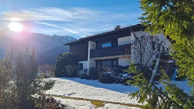 Ein allgemeiner Bergblick oder ein Berglick von der Ferienwohnung aus