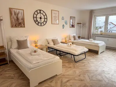 Ein Bett oder Betten in einem Zimmer der Unterkunft C4S - COME4STAY - Töging - InnStay - 3 Zi Apartment in Töging - 7Personen - Küche - Badezimmer - Balkon - SmartTV - WLAN