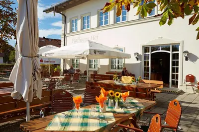 Ein Restaurant oder anderes Speiselokal in der Unterkunft Pfaffinger Hof