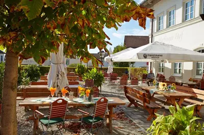 Ein Restaurant oder anderes Speiselokal in der Unterkunft Pfaffinger Hof