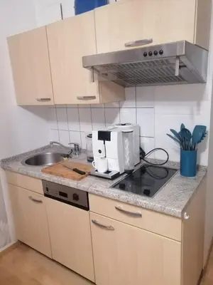 Küche/Küchenzeile in der Unterkunft Modern Living Göggingen, 4 Min zur Messe, Tram 50m