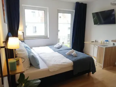 Ein Bett oder Betten in einem Zimmer der Unterkunft Modern Living Göggingen, 4 Min zur Messe, Tram 50m