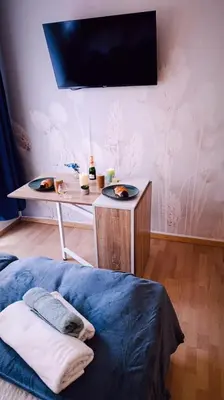 TV/Unterhaltungsangebot in der Unterkunft Modern Living Göggingen, 4 Min zur Messe, Tram 50m