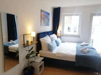 Ein Bett oder Betten in einem Zimmer der Unterkunft Modern Living Göggingen, 4 Min zur Messe, Tram 50m