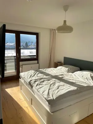 Ein Bett oder Betten in einem Zimmer der Unterkunft Gemütliche Ferienwohnung Zugspitzblick in Oberau