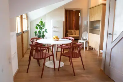 Ein Sitzbereich in der Unterkunft ChiemSeeNest - romantische Ferienwohnung am Chiemsee mit Sommer Seezugang