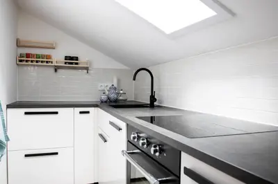 Küche/Küchenzeile in der Unterkunft ChiemSeeNest - romantische Ferienwohnung am Chiemsee mit Sommer Seezugang