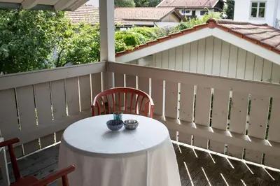 Ein Balkon oder eine Terrasse in der Unterkunft ChiemSeeNest - romantische Ferienwohnung am Chiemsee mit Sommer Seezugang