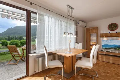 Ein allgemeiner Bergblick oder ein Berglick von der Ferienwohnung aus