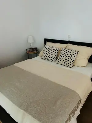 Ein Bett oder Betten in einem Zimmer der Unterkunft Old Town gem with designer flair