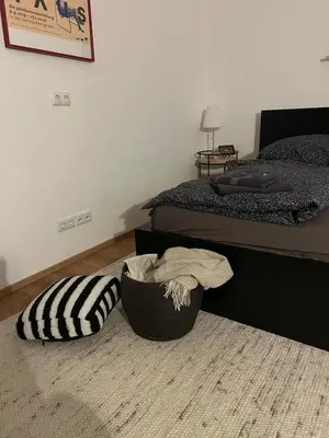 Ein Bett oder Betten in einem Zimmer der Unterkunft Old Town gem with designer flair