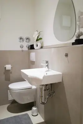 Ein Badezimmer in der Unterkunft Spacious City Apartment Parking WiFi 6 Pax