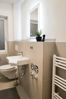 Ein Badezimmer in der Unterkunft Spacious City Apartment Parking WiFi 6 Pax