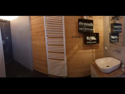 Ein Badezimmer in der Unterkunft Ferienwohnung im Blockhausstil