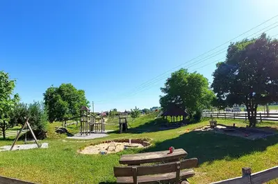 Ein Garten an der Unterkunft Ferienwohnung im Blockhausstil