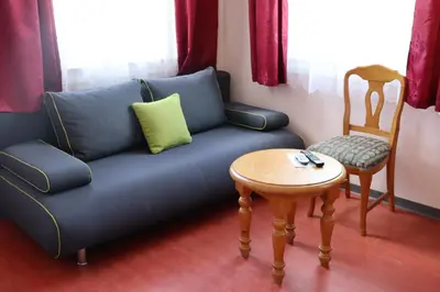 Ein Sitzbereich in der Unterkunft Restauration Schondorfer