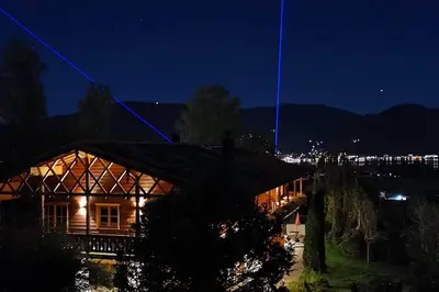 Ein allgemeiner Bergblick oder ein Berglick von der Ferienwohnung aus