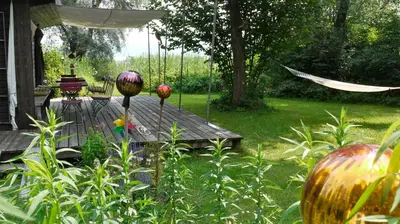 Ein Garten an der Unterkunft Seegrundstück mit Hütte & Ruderboot
