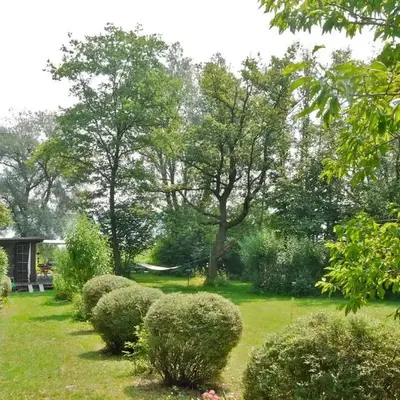 Seegrundstück mit Hütte & Ruderboot