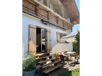 Das Gebäude in dem sich das Ferienhaus befindet