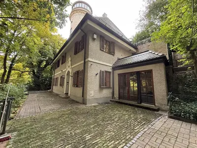 Das Gebäude in dem sich die Villa befindet