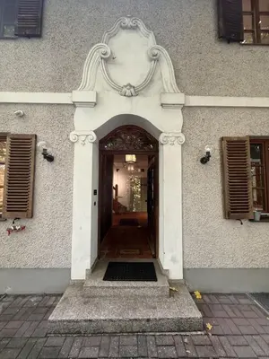 Eine Fassade oder ein Eingang zu Historic elegance and modern comfort