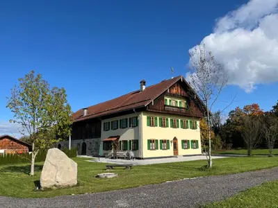 Das Gebäude in dem sich das Ferienhaus befindet