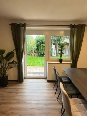 Ein Garten an der Unterkunft Moderne große Wohnung mit Garten
