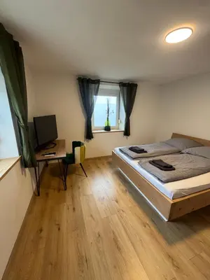 Ein Bett oder Betten in einem Zimmer der Unterkunft Moderne große Wohnung mit Garten