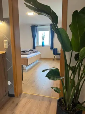 Ein Bett oder Betten in einem Zimmer der Unterkunft Moderne große Wohnung mit Garten
