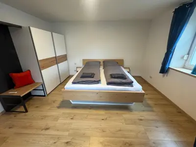 Ein Bett oder Betten in einem Zimmer der Unterkunft Moderne große Wohnung mit Garten