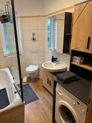 Ein Badezimmer in der Unterkunft Moderne große Wohnung mit Garten