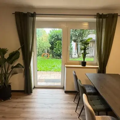 Moderne große Wohnung mit Garten