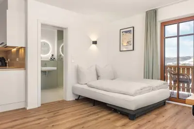 Ein Sitzbereich in der Unterkunft Alpen Lodge Samerberg