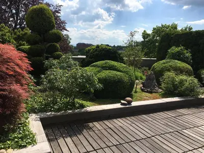 Ein Garten an der Unterkunft Dachterrassen Ferienwohnung mit See- u. Bergblilck