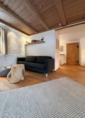 Ein Sitzbereich in der Unterkunft Zur Schmiede - AlpChalet EG in Kaltenbrunn