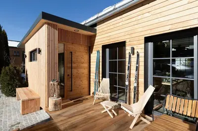 Das Gebäude in dem sich das Ferienhaus befindet