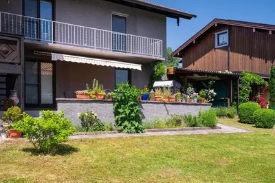 Ein Garten an der Unterkunft Ferienwohnung Lois *****