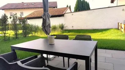 Ein Garten an der Unterkunft Chiemsee Apartment 17