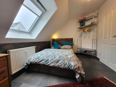 Ein Bett oder Betten in einem Zimmer der Unterkunft FRIDA - Dachpalais, nahe City, HBF und Wertach-Park