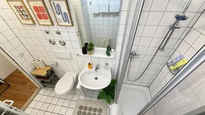 Ein Badezimmer in der Unterkunft BeckHomes Munich, Stylish, central & modern 3BR Apartment up to 7 Pax