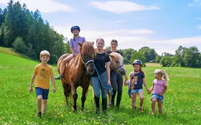 Kinder, die in der Unterkunft Hanznhof Urlaub auf dem Bauernhof übernachten