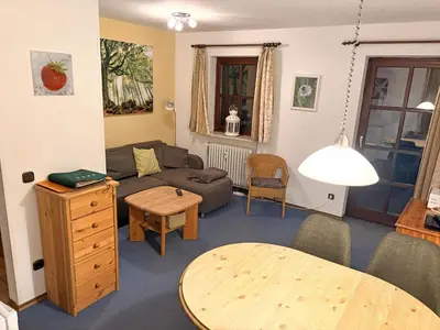 Ein Sitzbereich in der Unterkunft Gschwendtnerhof App12 Göbel