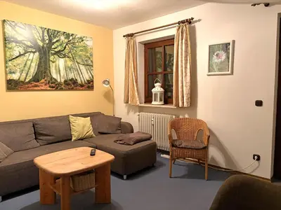 Ein Sitzbereich in der Unterkunft Gschwendtnerhof App12 Göbel