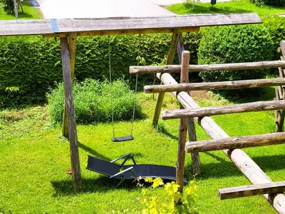 Ein Garten an der Unterkunft Ferienwohnungen Hörterer | Chiemgau Karte