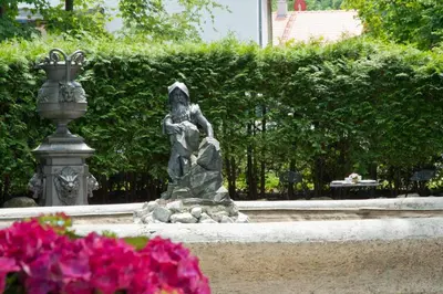 Ein Garten an der Unterkunft Wohnen am Fuße der Burg