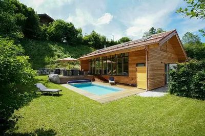 Der Swimmingpool an oder in der Nähe von Alpine Chalet With Heated Pool In Lenggries