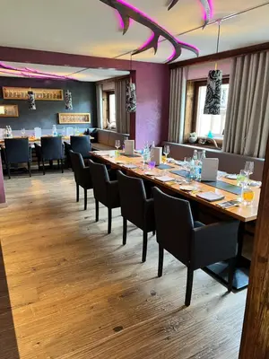 Ein Restaurant oder anderes Speiselokal in der Unterkunft Das Alpenglühn Hotel & Restaurant