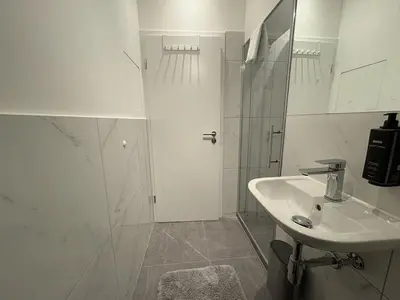 Ein Badezimmer in der Unterkunft Große City Wohnung Rosenheim 4 Zimmer, 7 Betten
